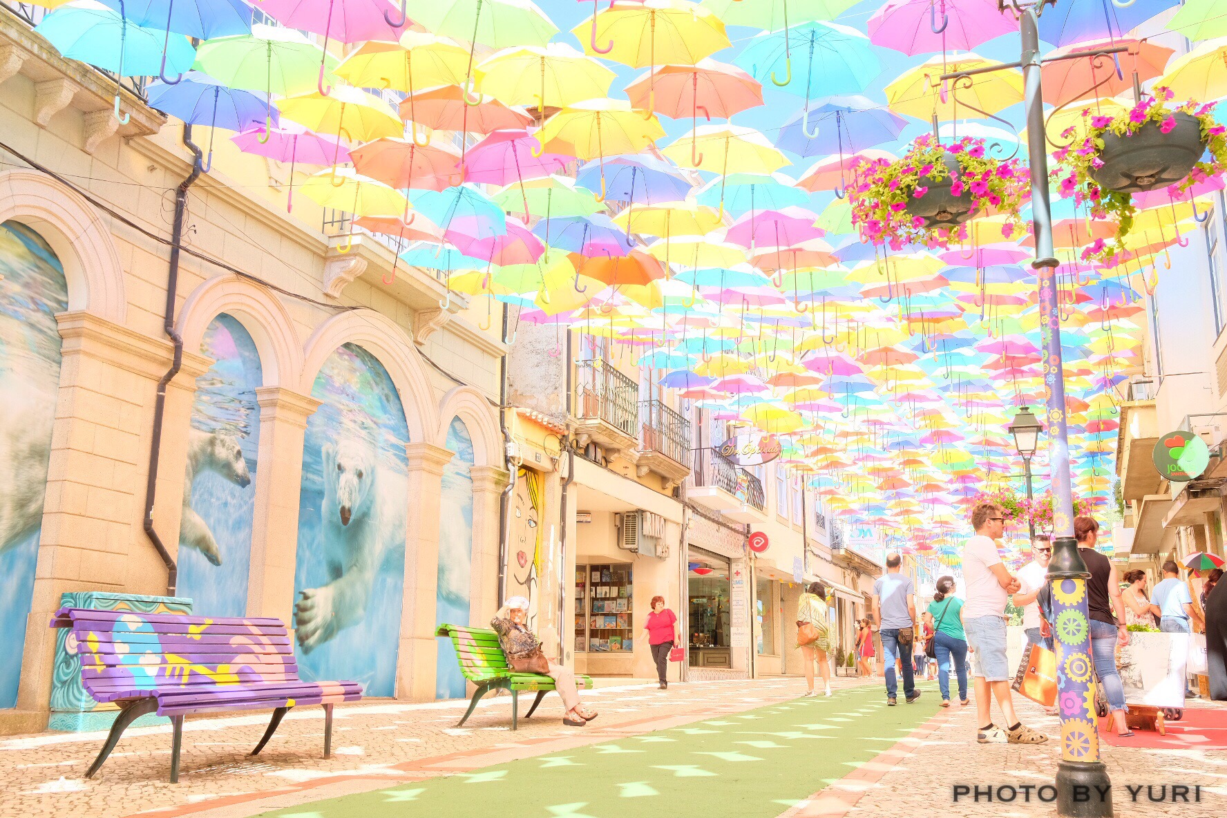 パリのブティック通りでカラフルな傘祭り La Village Royal カラフルカメラライフ