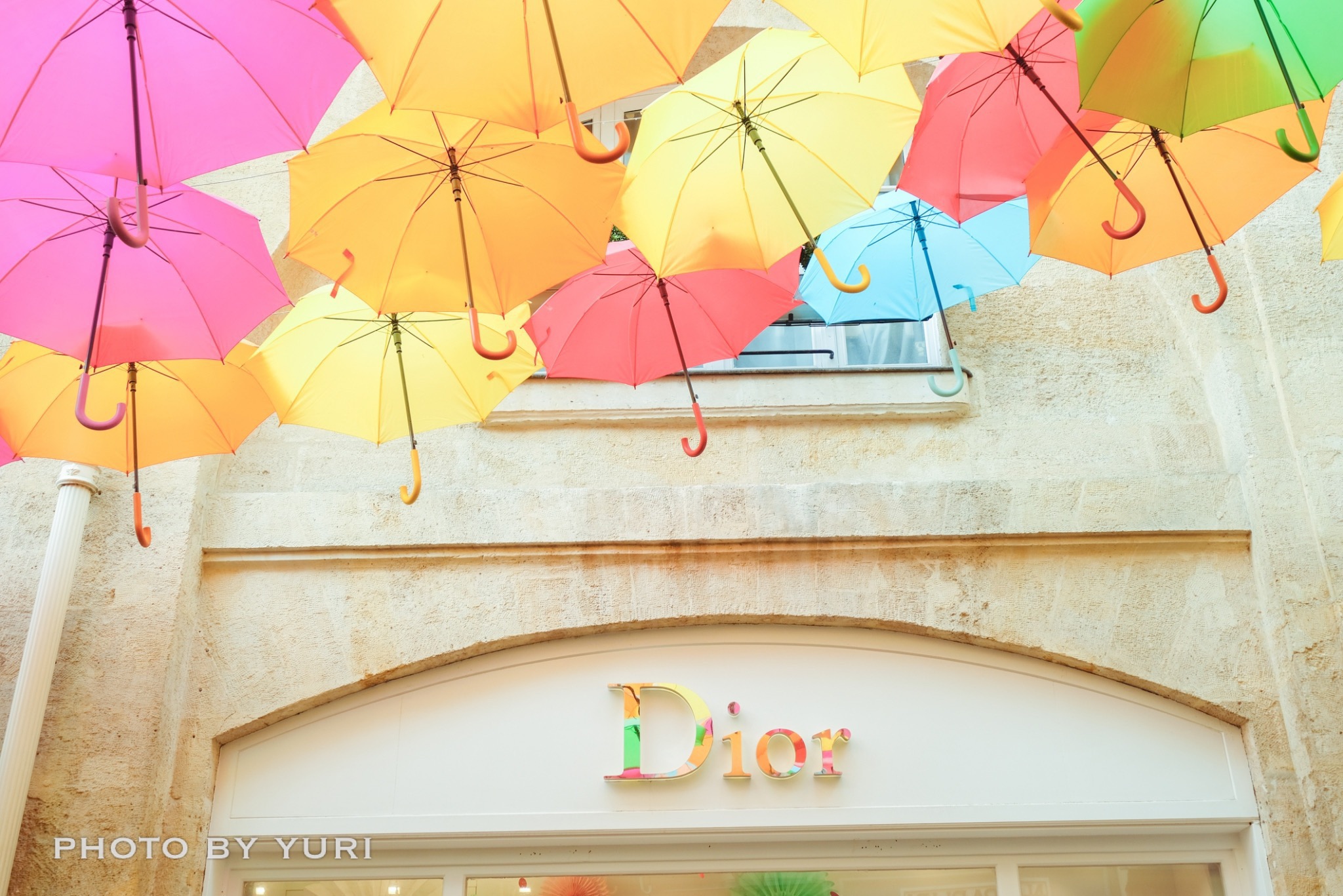 パリのブティック通りでカラフルな傘祭り La Village Royal