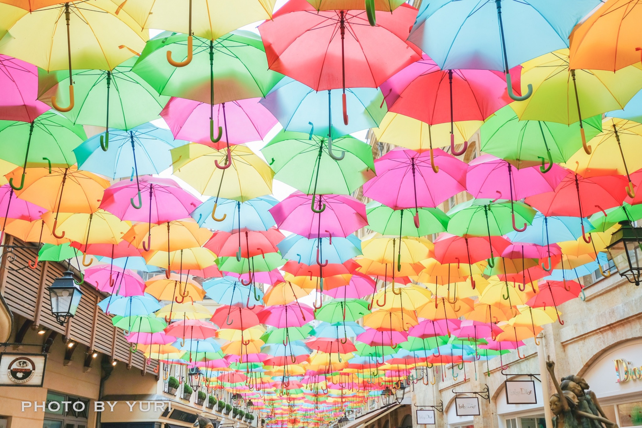 パリのブティック通りでカラフルな傘祭り！?La Village Royal