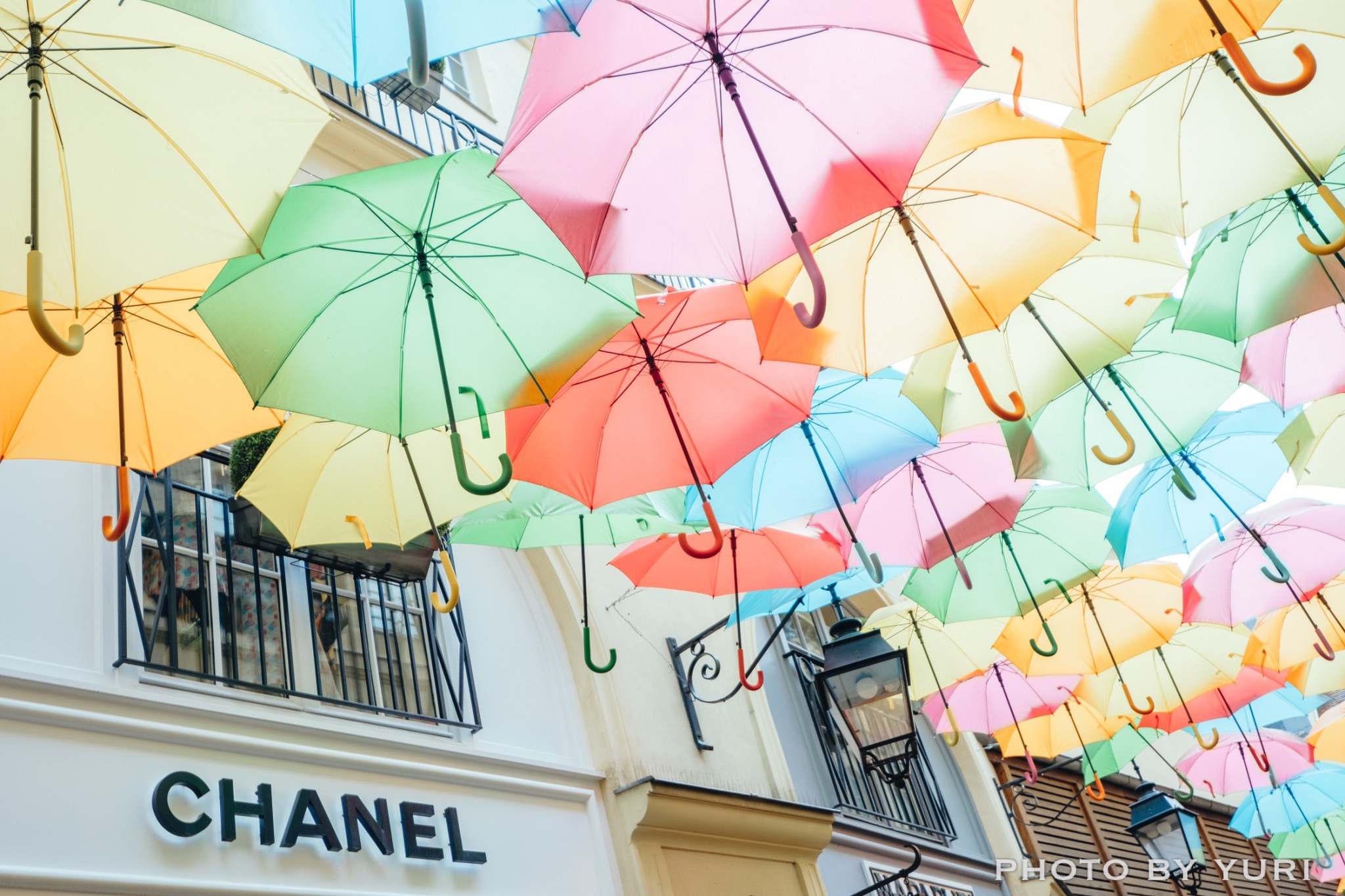 パリのブティック通りでカラフルな傘祭り La Village Royal