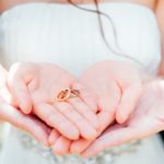 顔出しなしの前撮り写真撮影を成功させるための7つのアイデア【ポーズ・必要なアイテム】